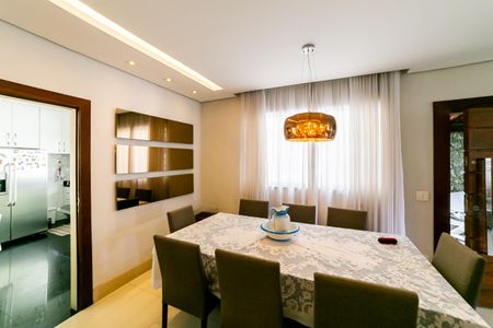 Casa à venda com 300m², 2 quartos e 5 vagasSala