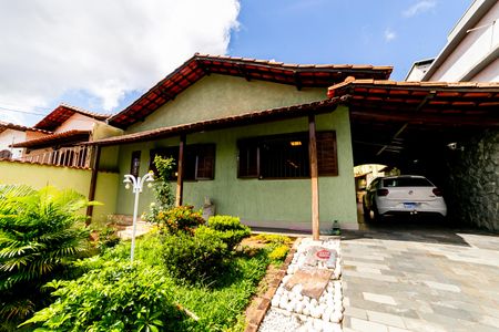 Casa à venda com 300m², 2 quartos e 5 vagasFachada