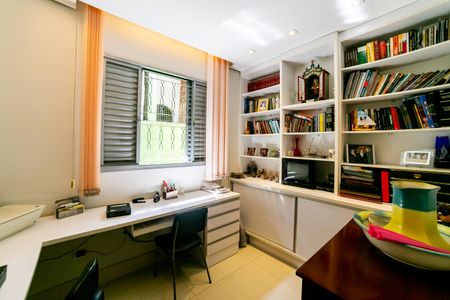 Casa à venda com 300m², 2 quartos e 5 vagasEscritório