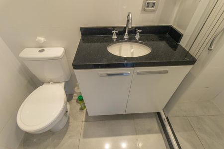 Banheiro de kitnet/studio para alugar com 1 quarto, 17m² em Centro, Curitiba