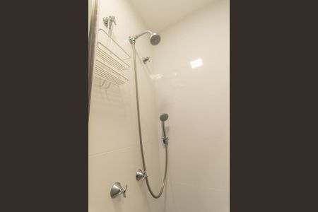 Banheiro de kitnet/studio para alugar com 1 quarto, 17m² em Centro, Curitiba