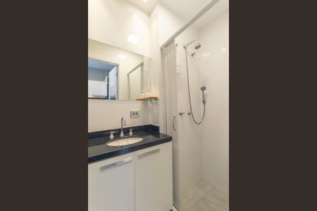 Banheiro de kitnet/studio para alugar com 1 quarto, 17m² em Centro, Curitiba