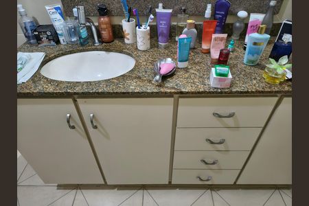 Casa à venda com 525m², 2 quartos e 3 vagas Casa à venda com 525m², 2 quartos e 3 vagasBanheiro Social