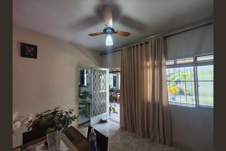 Casa à venda com 525m², 2 quartos e 3 vagas Casa à venda com 525m², 2 quartos e 3 vagasSala