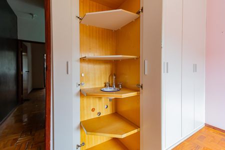Casa à venda com 130m², 2 quartos e 2 vagasQuarto - Armários