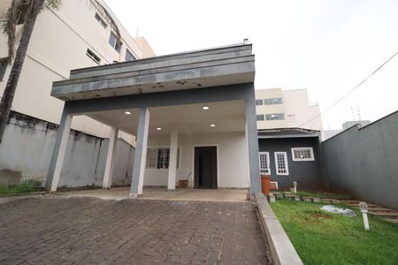 Casa para alugar com 300m², 4 quartos e 2 vagasFachada