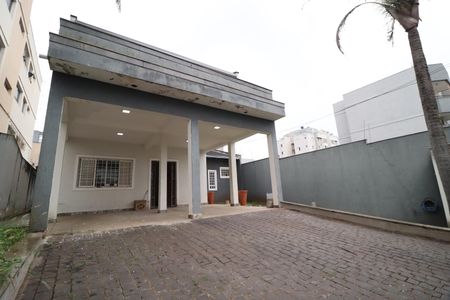 Casa para alugar com 300m², 4 quartos e 2 vagasFachada