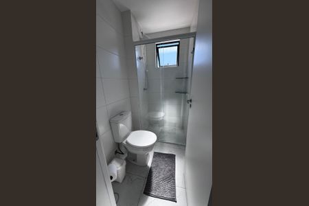 Banheiro Social de kitnet/studio para alugar com 1 quarto, 23m² em Centro, Curitiba