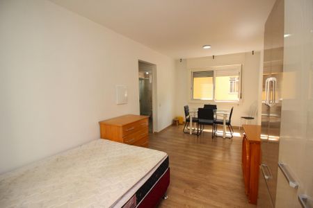 Sala/Quarto de kitnet/studio para alugar com 1 quarto, 33m² em Centro Histórico, Porto Alegre