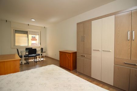 Sala/Quarto de kitnet/studio para alugar com 1 quarto, 33m² em Centro Histórico, Porto Alegre