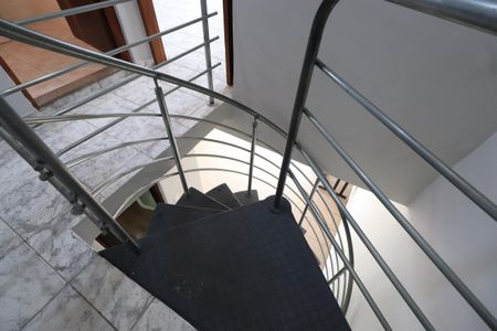 Casa à venda com 261m², 5 quartos e 3 vagasEscada