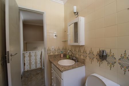 Casa de condomínio à venda com 360m², 3 quartos e 3 vagasBanheiro social