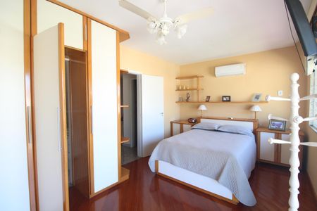 Casa de condomínio à venda com 360m², 3 quartos e 3 vagasSuíte