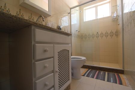 Casa de condomínio à venda com 360m², 3 quartos e 3 vagasBanheiro social