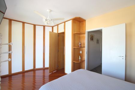 Casa de condomínio à venda com 360m², 3 quartos e 3 vagasSuíte