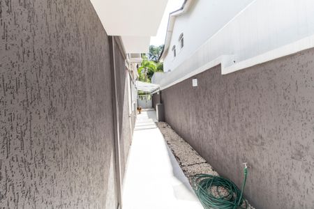 Casa de condomínio para alugar com 360m², 4 quartos e 6 vagas Casa de condomínio para alugar com 360m², 4 quartos e 6 vagasCorredor