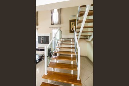 Casa de condomínio para alugar com 360m², 4 quartos e 6 vagas Casa de condomínio para alugar com 360m², 4 quartos e 6 vagasEscada