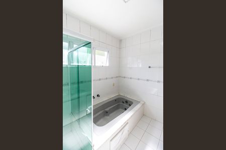 Casa de condomínio para alugar com 360m², 4 quartos e 6 vagas Casa de condomínio para alugar com 360m², 4 quartos e 6 vagasBanheiro da Suíte