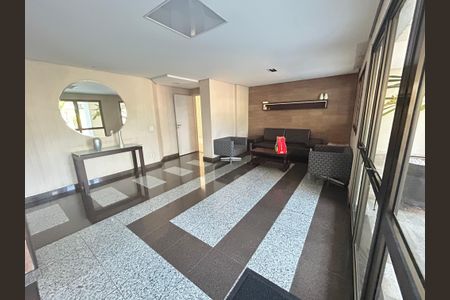 Apartamento à venda com 136m², 3 quartos e 4 vagas Apartamento à venda com 136m², 3 quartos e 4 vagasHall social