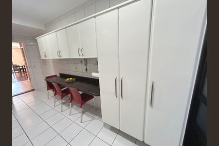 Apartamento à venda com 136m², 3 quartos e 4 vagas Apartamento à venda com 136m², 3 quartos e 4 vagasCozinha