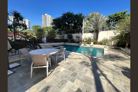 Apartamento à venda com 136m², 3 quartos e 4 vagas Apartamento à venda com 136m², 3 quartos e 4 vagasÁrea comum - Piscina