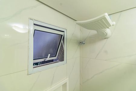 Banheiro social de kitnet/studio para alugar com 1 quarto, 15m² em Jardim Oriental, São Paulo