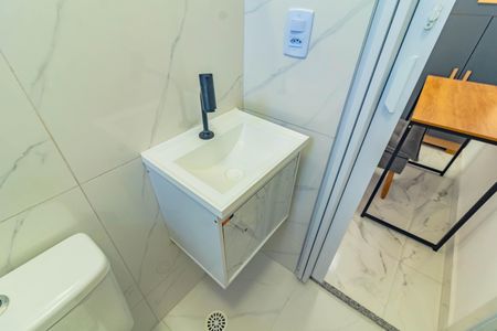 Banheiro social de kitnet/studio para alugar com 1 quarto, 16m² em Jardim Oriental, São Paulo