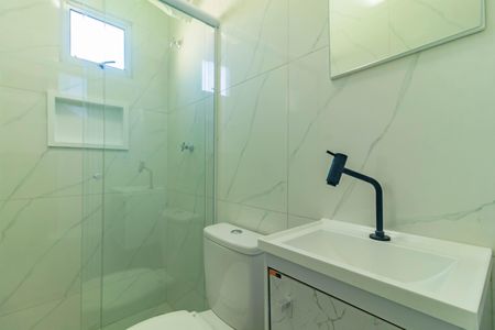 Banheiro social de kitnet/studio para alugar com 1 quarto, 16m² em Jardim Oriental, São Paulo