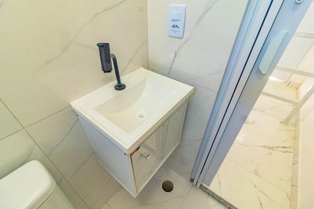 Banheiro social de kitnet/studio para alugar com 1 quarto, 15m² em Jardim Oriental, São Paulo