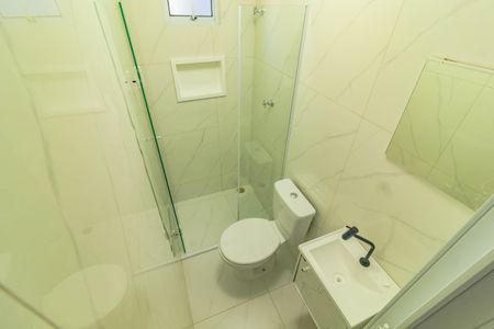 Banheiro social de kitnet/studio para alugar com 1 quarto, 16m² em Jardim Oriental, São Paulo