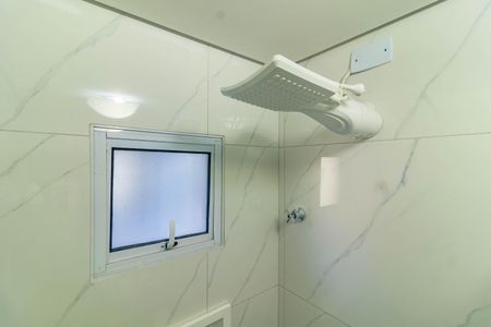 Banheiro social de kitnet/studio para alugar com 1 quarto, 16m² em Jardim Oriental, São Paulo