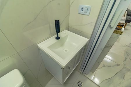 Banheiro social de kitnet/studio para alugar com 1 quarto, 16m² em Jardim Oriental, São Paulo
