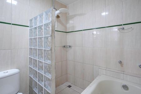 Casa à venda com 78m², 1 quarto e 2 vagas Casa à venda com 78m², 1 quarto e 2 vagasBanheiro da suíte