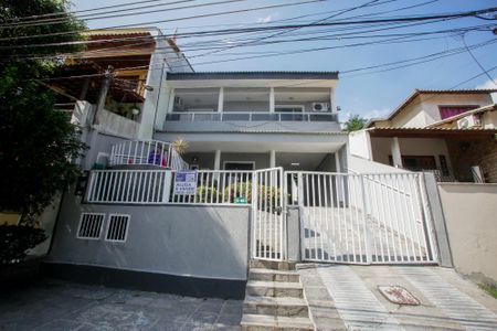 Casa de condomínio à venda com 235m², 4 quartos e 3 vagasFachada