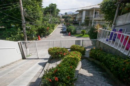 Casa de condomínio à venda com 235m², 4 quartos e 3 vagasjardim