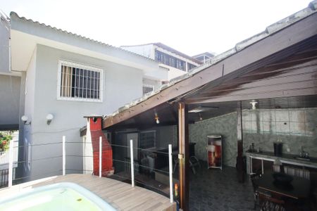 Casa de condomínio à venda com 235m², 4 quartos e 3 vagasFundos da Casa