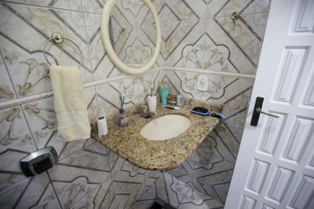 Casa de condomínio à venda com 235m², 4 quartos e 3 vagasBanheiro Social