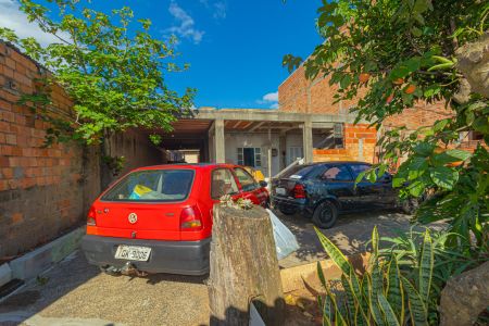 Casa à venda com 217m², 2 quartos e 3 vagas Casa à venda com 217m², 2 quartos e 3 vagasPátio da frente/garagem