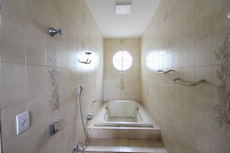 Casa para alugar com 360m², 3 quartos e 4 vagas Casa para alugar com 360m², 3 quartos e 4 vagasBanheiro da Suíte