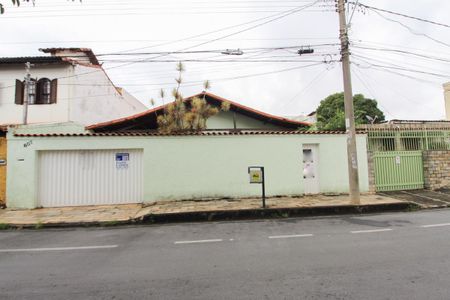 Casa para alugar com 360m², 3 quartos e 4 vagas Casa para alugar com 360m², 3 quartos e 4 vagasFachada