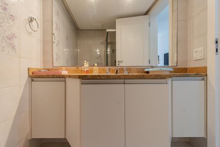 Apartamento à venda com 200m², 3 quartos e 3 vagas Apartamento à venda com 200m², 3 quartos e 3 vagasBanheiro da Suíte 1
