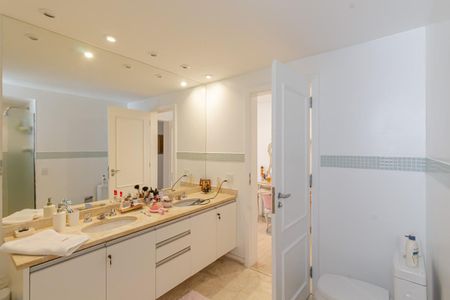 Apartamento à venda com 200m², 3 quartos e 3 vagas Apartamento à venda com 200m², 3 quartos e 3 vagasBanheiro da Suíte 2