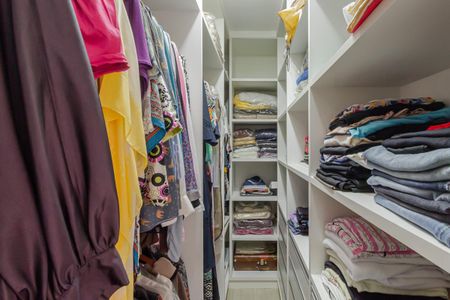 Apartamento à venda com 200m², 3 quartos e 3 vagas Apartamento à venda com 200m², 3 quartos e 3 vagasCloset da Suíte 2