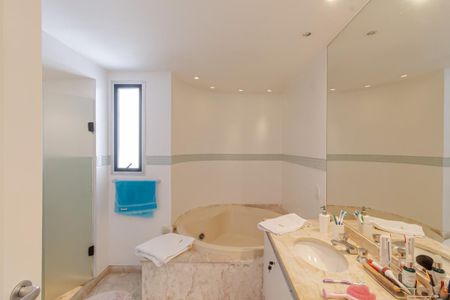 Apartamento à venda com 200m², 3 quartos e 3 vagas Apartamento à venda com 200m², 3 quartos e 3 vagasBanheiro da Suíte 2