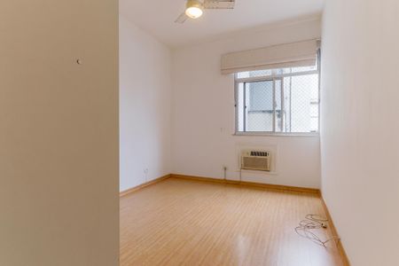 Quarto com piso de madeira e ar condicionado, iluminado por uma janela grande e com uma boa qualidade de iluminação. de apartamento à venda com 2 quartos, 110m² em Botafogo, Rio de Janeiro