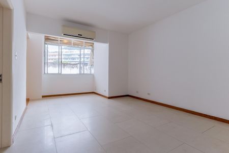 Espaço amplo e iluminado com piso de porcelanato e janela grande, sem aparelhos e com iluminação boa. de apartamento à venda com 2 quartos, 110m² em Botafogo, Rio de Janeiro