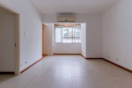 Sala de estar com vista para a cidade, com piso de porcelanato e iluminação natural através de janelas grandes. de apartamento à venda com 2 quartos, 110m² em Botafogo, Rio de Janeiro