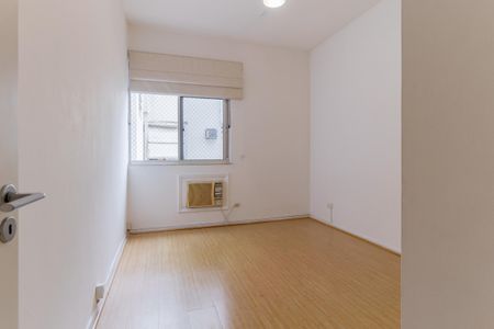Quarto com piso de madeira e janela com persianas de tecido. de apartamento à venda com 2 quartos, 110m² em Botafogo, Rio de Janeiro