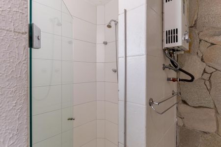 Apartamento à venda com 110m², 2 quartos e 1 vagaBanheiro com chuveiro e pia, com uma pia de pedra e um chuveiro de vidro.