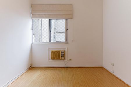 Quarto com janela e piso de madeira, com uma geladeira e uma janela grande. de apartamento à venda com 2 quartos, 110m² em Botafogo, Rio de Janeiro